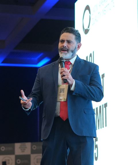 Professor Julio Araujo palestrando em evento empresarial
